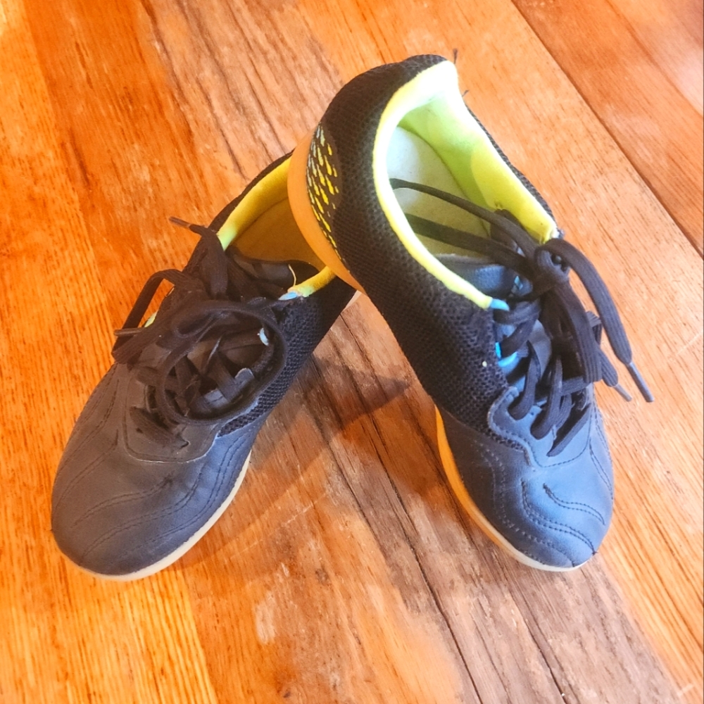 Adidas Copa Sense.4 indoor soccer shoes, size 1 little kids